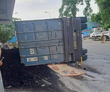 Xe đầu kéo bị lật khi ôm cua, đè trúng hai mẹ con đi xe máy