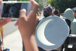 Người Hà Nội bất chấp nắng nóng, kéo nhau đi xem nhật thực hiếm có