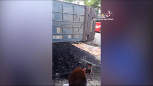 Ô tô chở than bị lật đè chết 2 người đi xe máy ở Yên Bái