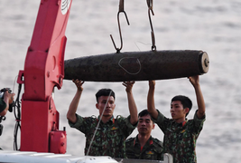 Quả bom dài 1,6m gần cầu Long Biên được trục vớt thế nào?