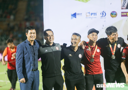 Chủ tịch Hữu Thắng kiêm vai trò HLV: Vì sao bóng đá Việt có chuyện '2 trong 1'?
