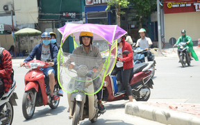 Chảo lửa Hà Nội trên 39 độ C, chỉ số tia UV ở mức nguy hại rất cao