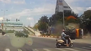 Xe tải vượt đèn đỏ đâm xe buýt lật ngang tại Hải Dương