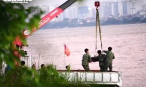 Cận cảnh trục vớt thành công quả bom dài 1,6m dưới sông Hồng