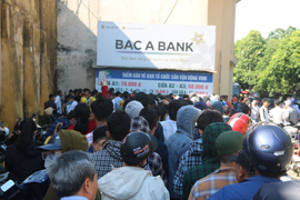 CĐV chen nhau mua vé xem Công Phượng, Phi Sơn đấu SLNA giữa nắng nóng 40 độ C