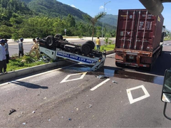 Xe container tông xe CSGT khiến 2 chiến sĩ thương nặng