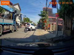 Thanh niên đầu trần, lái xe máy phóng nhanh tông thẳng đuôi ô tô