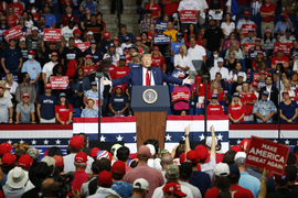 Hàng loạt nhân viên mắc COVID-19 sau buổi vận động tranh cử của ông Trump