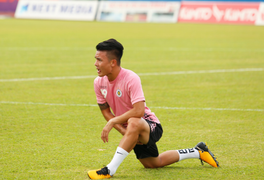 Quang Hải tươi cười trên sân tập, được fan hâm mộ ở Bình Dương vây quanh