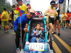 Bức thư rơi lệ của người bố 5 năm đẩy xe chở con bại não dự 40 cuộc thi marathon
