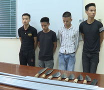 Mang dao chặn đường khống chế 3 cô gái về làm nữ nhân viên phục vụ quán karaoke