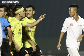 Hành xử thiếu chuyên nghiệp, Hà Nội FC vẫn thoát án phạt của VFF 