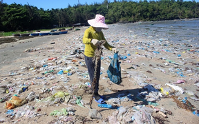 Ảnh: Rác thải ngập tràn cả cây số ven bãi biển ở xã đảo Tam Hải