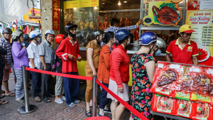 Xếp hàng mua vịt quay về cúng trong ngày Tết Đoan Ngọ