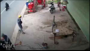 Clip: Dàn cảnh tặng hộp xôi để ăn trộm xe máy tại Bình Dương