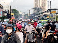Hàng nghìn người chôn chân trên phố Sài Gòn sau mưa lớn