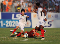 Văn Toàn xin lỗi vì ném băng thủ quân HAGL