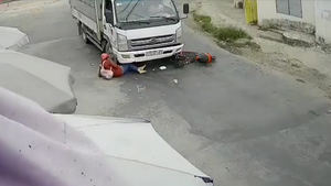 Ngã vào đầu xe tải, người phụ nữ may mắn thoát chết