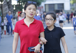 Phụ huynh Hà Nội đội nắng đưa con đi thi vào lớp 6 chuyên Ngữ