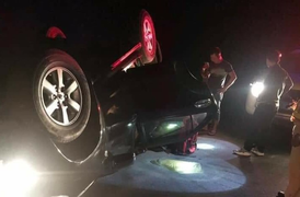 Xe trùm ma túy Nghệ An lật ngửa, nửa tạ ma túy đá đổ xuống đường