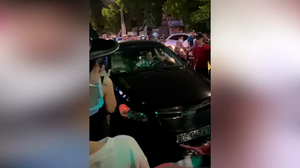 Tài xế cố thủ trên ô tô sau khi gây tai nạn 