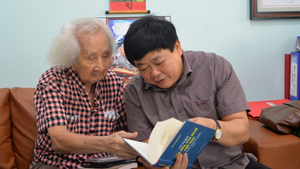 Tổng Giám đốc Đài Tiếng nói Việt Nam Nguyễn Thế Kỷ thăm nhạc sư Nguyễn Vĩnh Bảo