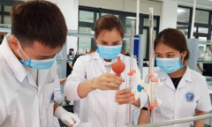 Trường y cạnh tranh bằng học phí sẽ không thể đào tạo bác sĩ giỏi