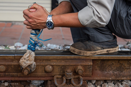 Ảnh: Những người cặm cụi kiểm tra cầu, đường giữa nắng nóng hơn 40 độ C