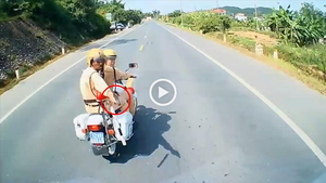 Xe tải cố tình bỏ chạy, CSGT rút súng truy đuổi