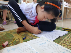 Đôi chân biết viết chữ của cô học trò người dân tộc Sán Dìu