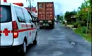 Xe cứu thương hú còi, container BKS 52R-1125 quyết không cho vượt suốt 5km