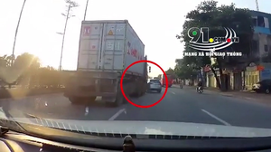 Chuyển làn ẩu, xe container đâm xe hơi xoay 180 độ