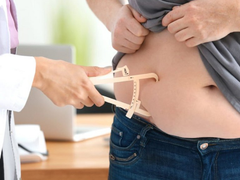 7 thói quen xấu khi đi ngủ khiến bạn dễ tăng cân