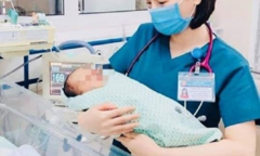 Em bé bị bỏ 3 ngày dưới hố ga qua đời: Thương con quá, phép màu đã tắt