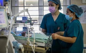 Bé sơ sinh bị bỏ dưới hố ga qua đời: Hết đau đớn rồi, ngủ yên con nhé