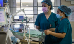 Bé sơ sinh bị bỏ rơi dưới hố ga vừa qua đời