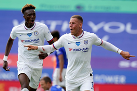 Chelsea thắng nhọc, Arsenal và Man City vào bán kết FA Cup