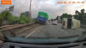 Xe tải húc xe khách 'chổng vó' trên cao tốc Hà Nội - Thái Nguyên