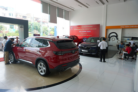 Phí trước bạ vừa giảm, khách kéo đến showroom hỏi mua xe