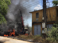 Xe cần cẩu vướng dây điện bốc cháy dữ dội, tài xế chết thương tâm