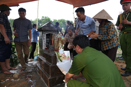 Đám tang lặng lẽ, vắng bóng người thân của bé trai bị mẹ bỏ rơi dưới hố ga