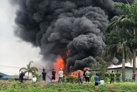 Đang cháy lớn kèm nhiều tiếng nổ tại kho hoá chất ở Long Biên