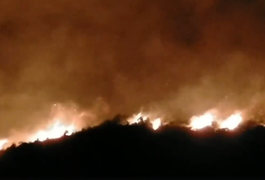 Rừng Hà Tĩnh tiếp tục cháy ngùn ngụt, hàng trăm chiến sĩ thức trắng đêm dập lửa