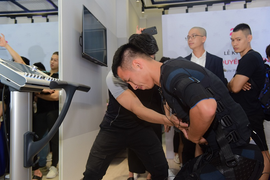 Quả bóng Vàng Đỗ Hùng Dũng tập thể lực bằng công nghệ kích thích xung điện 