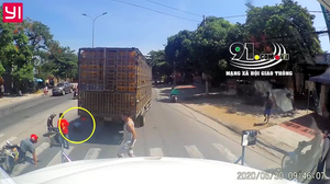  Tài xế xe tải đánh lái 'xuất thần' tránh 3 học sinh 