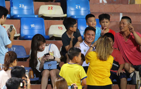 Video: Quang Hải được CĐV vây kín, vệ sĩ bảo vệ giữa 'tâm bão' scandal