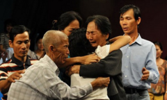Từ vụ mẹ bỏ con dưới hố ga đến cảnh 'hấp hối' của một show truyền hình nhân đạo