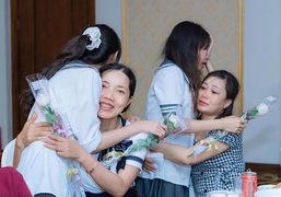 Học sinh lớp 12 khóc nức nở trong lễ tri ân bố mẹ, thầy cô