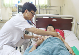 Ba bà cháu nhập viện sau khi ăn cam, dưa hấu