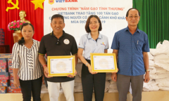 'Nắm gạo tình thương': Vietbank hỗ trợ người nghèo hậu COVID-19